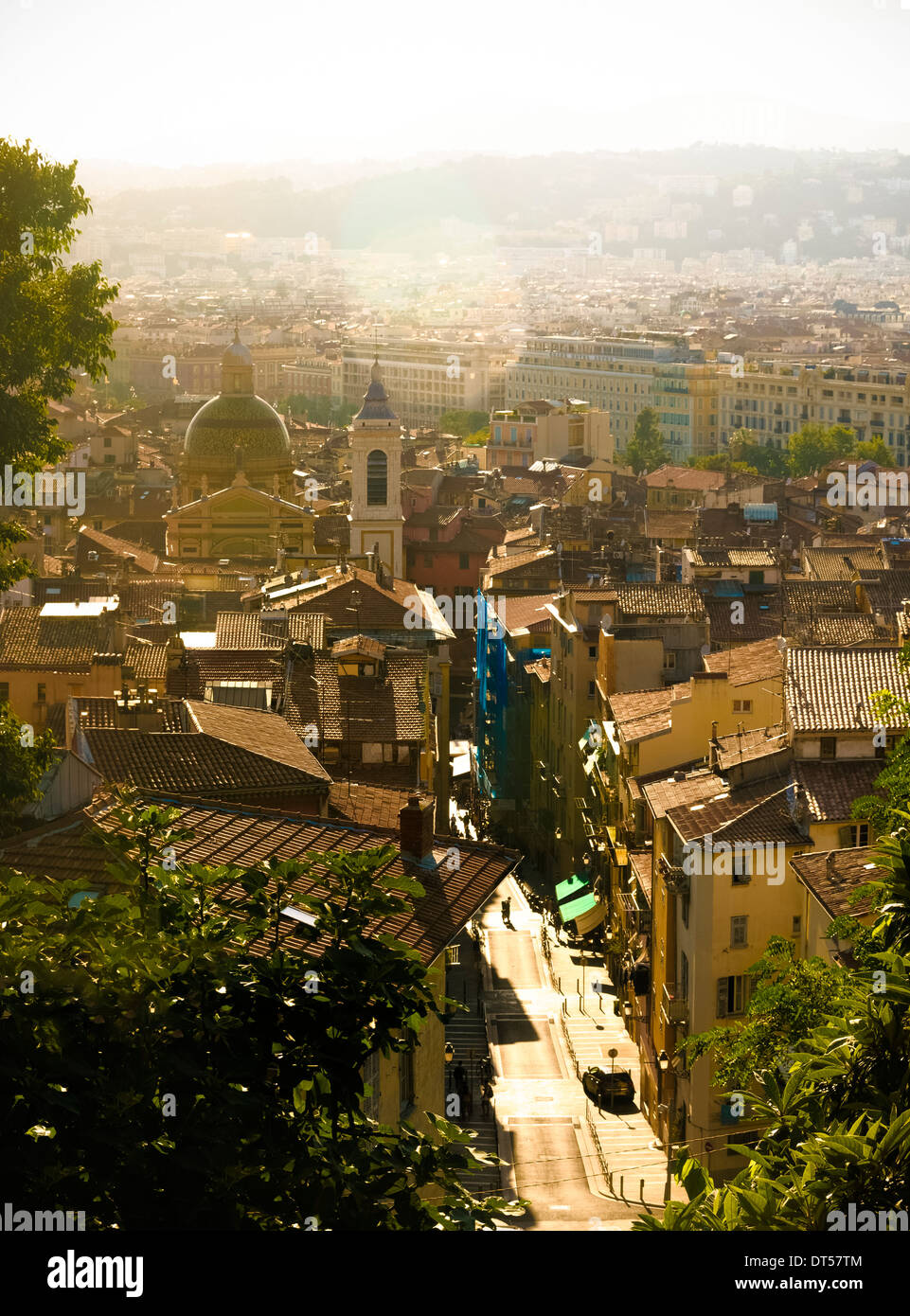 Blick auf die Altstadt von Nizza, Alpes-Maritimes, Frankreich mit der Kathedrale Sainte-Réparate im Hintergrund Stockfoto