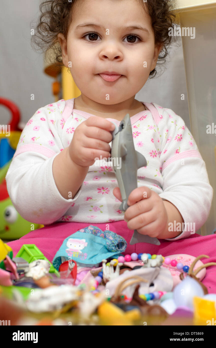 Babymädchen spielen mit Spielzeug zu Hause Stockfoto