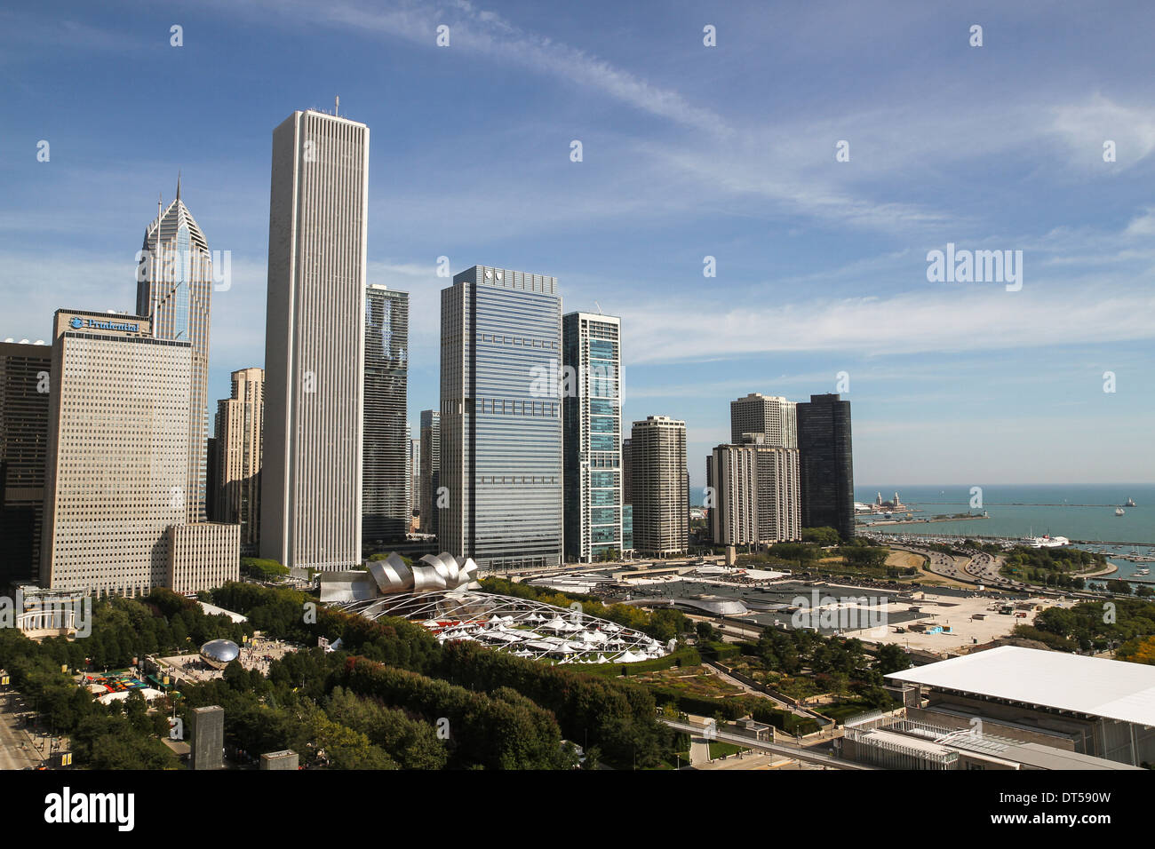 Blick auf die Wolkenkratzer, Millennium Park und Lake Michigan aus dem Cliff Dwellers Club, Chicago, Illinois Stockfoto