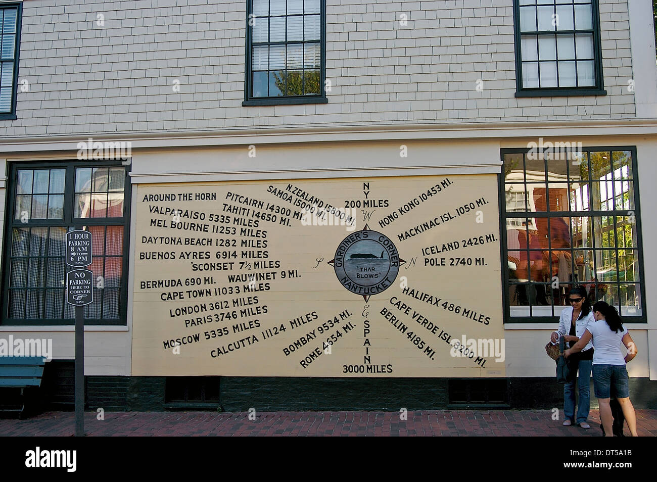 Zwei Frauen stehen auf dem Bürgersteig in der Nähe von Compass Rose Wandbild auf Gardiner Ecke, Nantucket Stockfoto