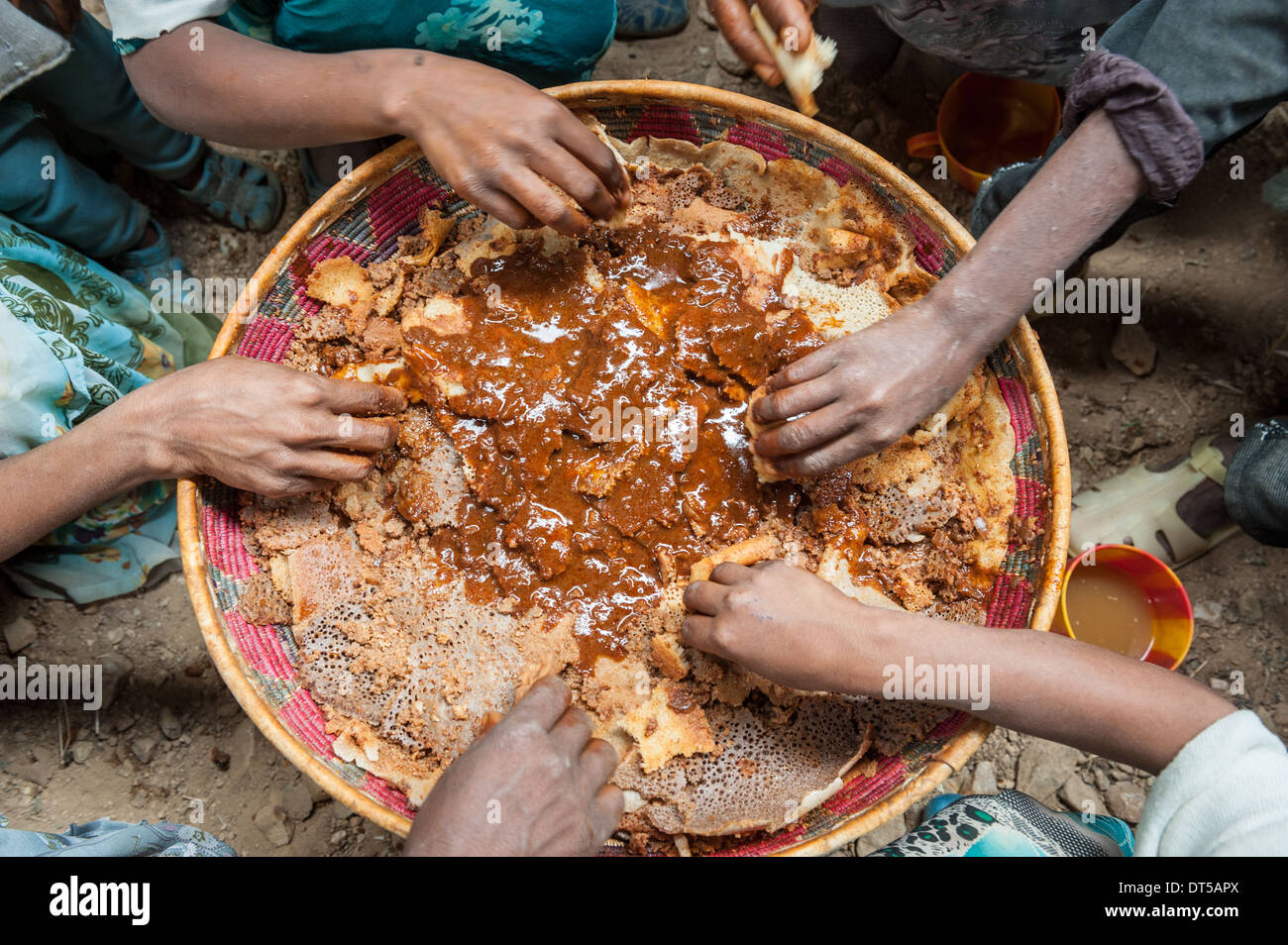 Hände von Personen ein traditionelles Gericht während einer Hochzeitsfeier, Geraltä, Tigray in Äthiopien, Afrika Stockfoto