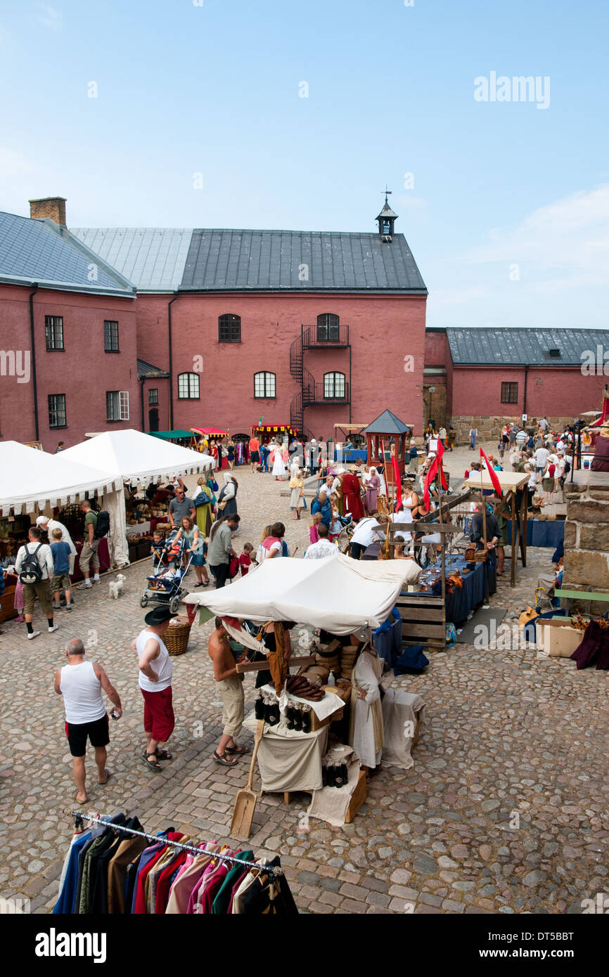 Ein Blick auf den Markt während der jährlichen Mittelaltertage im Musée einer Kulturhistoriska in Varberg, Schweden. Stockfoto