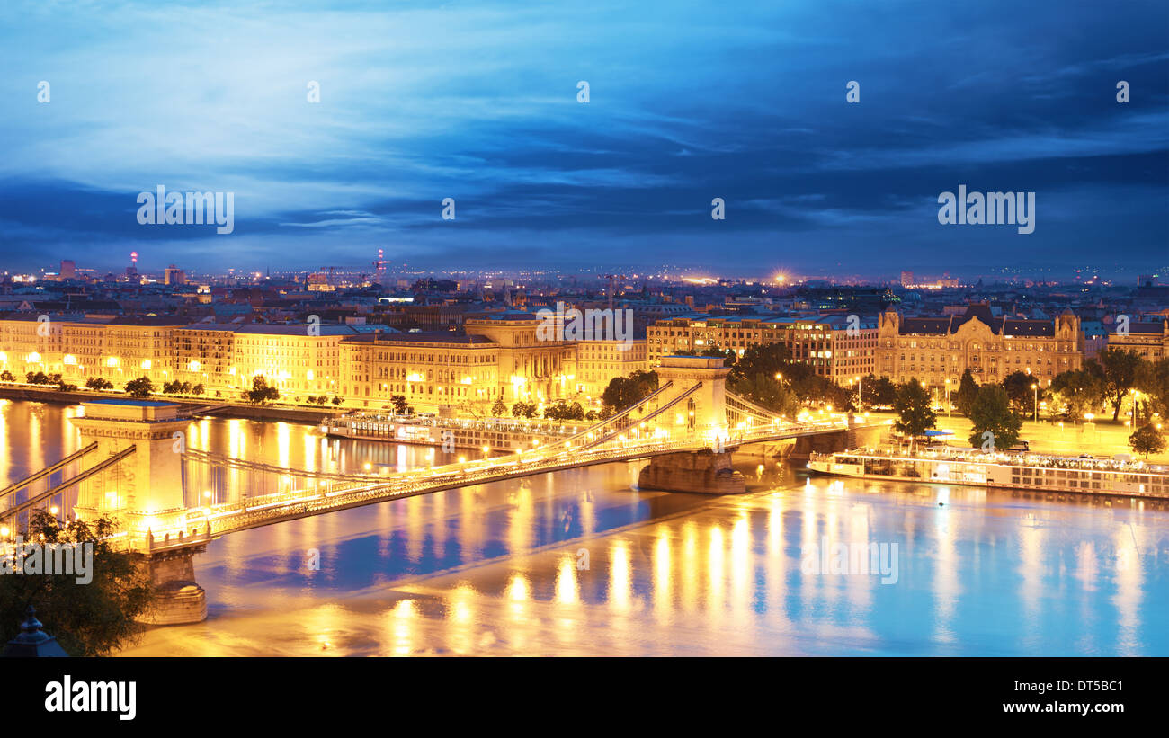 Stadtbild bei Nacht in Budapest, Ungarn. Stockfoto