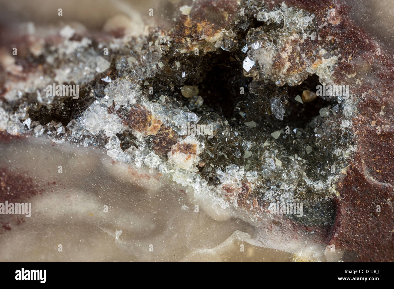 Quarz-Kristalle in Flint geode Stockfoto