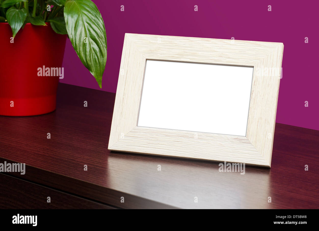 Leer aus Holz Bilderrahmen auf der Kommode Stockfoto