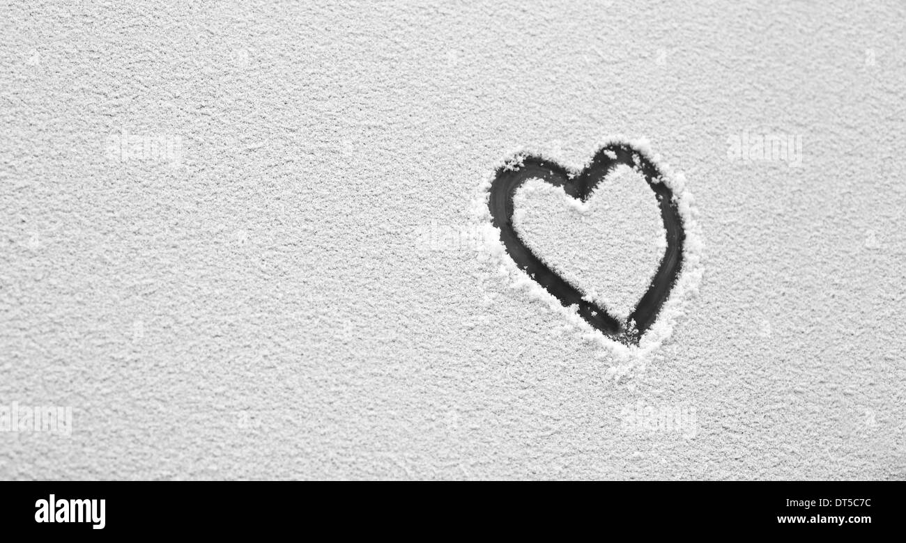 Bild eines Herzens in den Schnee zeichnen Stockfoto