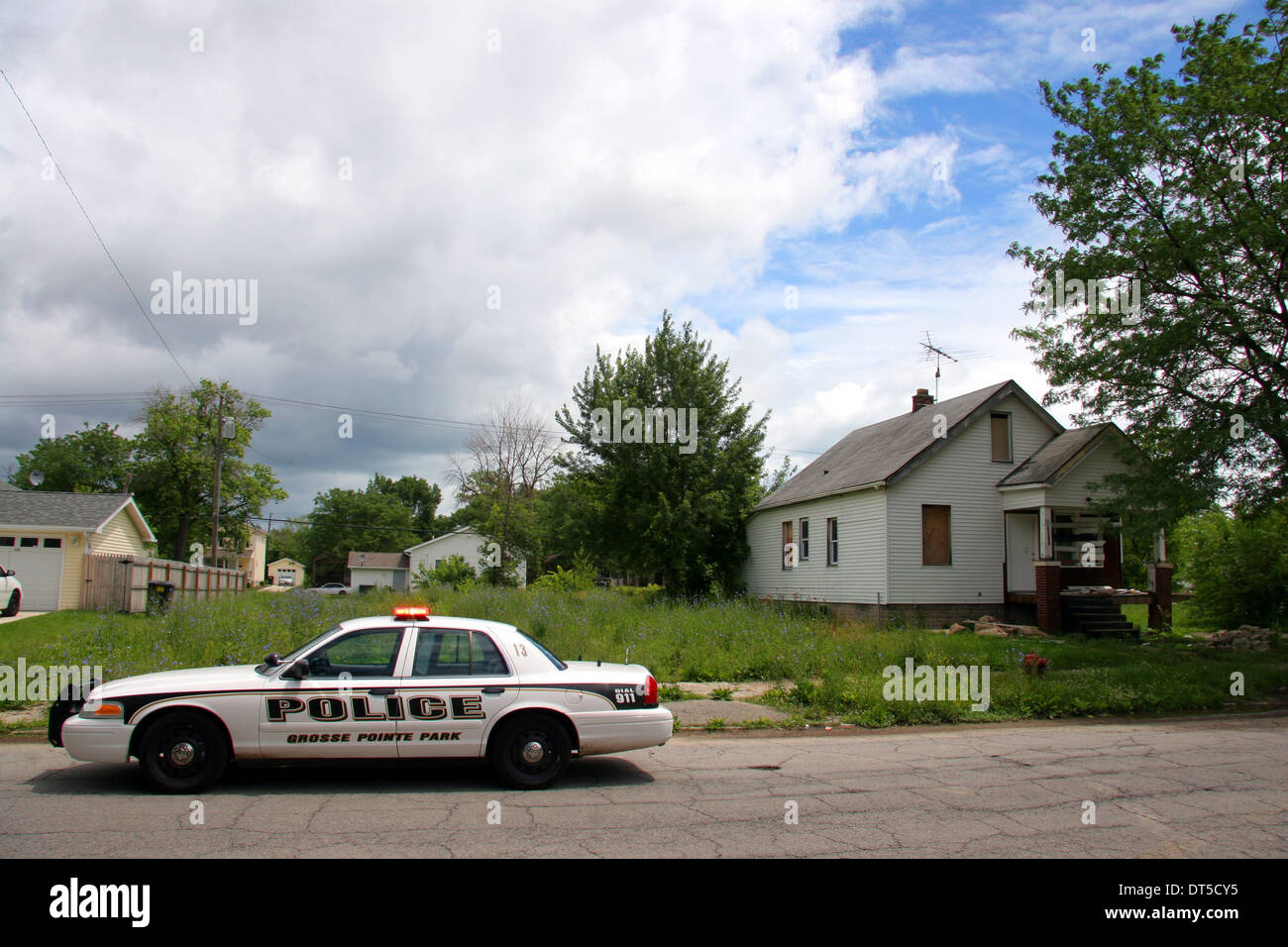 Ein Grosse Pointe Park Polizei-Abteilung Auto vor einem bestiegen, Haus in einer Straße von Detroit, Michigan, USA. Stockfoto