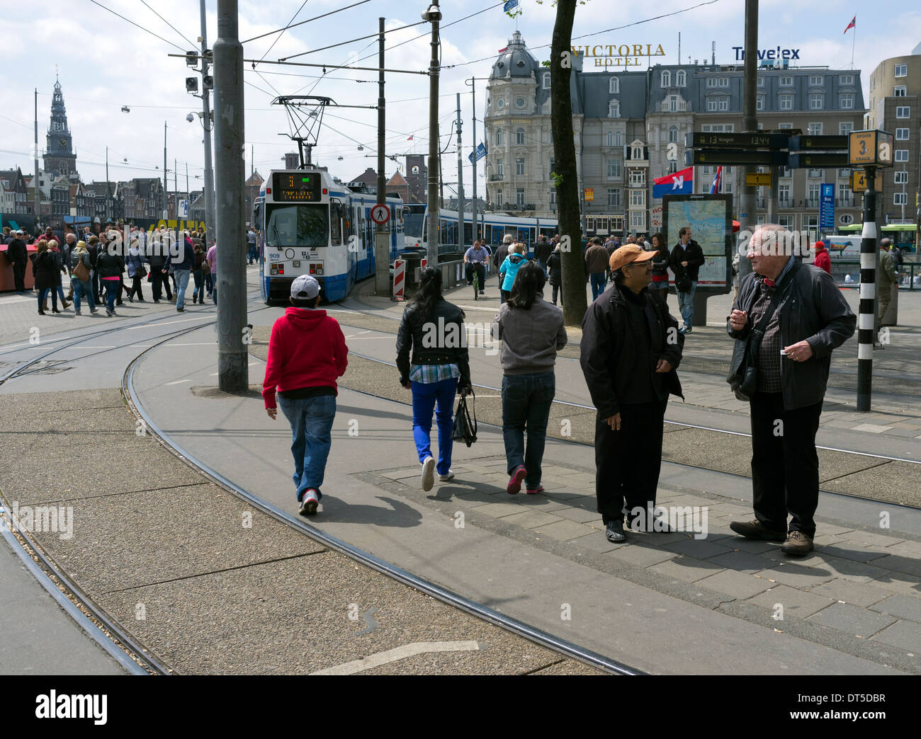 Niederländische Menschen Männer und Frauen warten auf die Straßenbahn zu stoppen Amsterdam Niederlande. Stockfoto