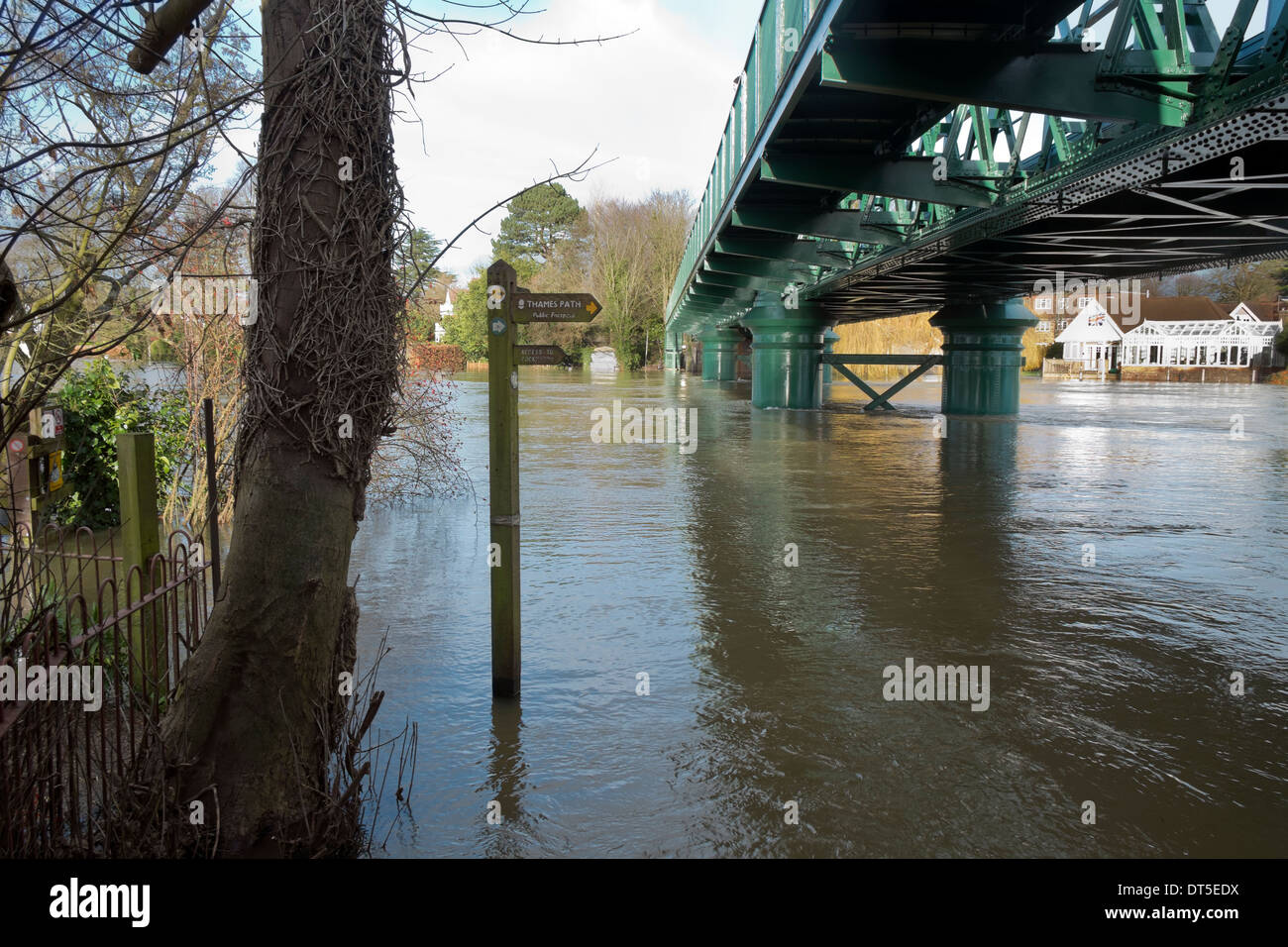 Überfluteten Themse Fußweg unter Brücke bei Bourne End Bucks UK Stockfoto