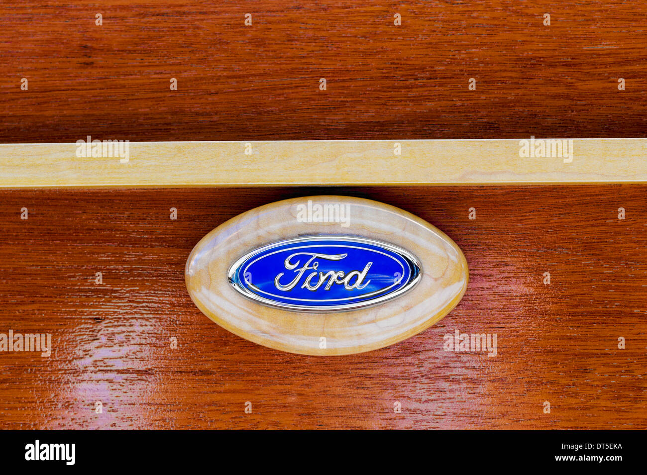 Ford-Logo auf der Außenseite des 1935 Ford 2-türige schräg zurück; Engel der Shavano Car Show, Spendenaktion für Chaffee County & SAR Stockfoto