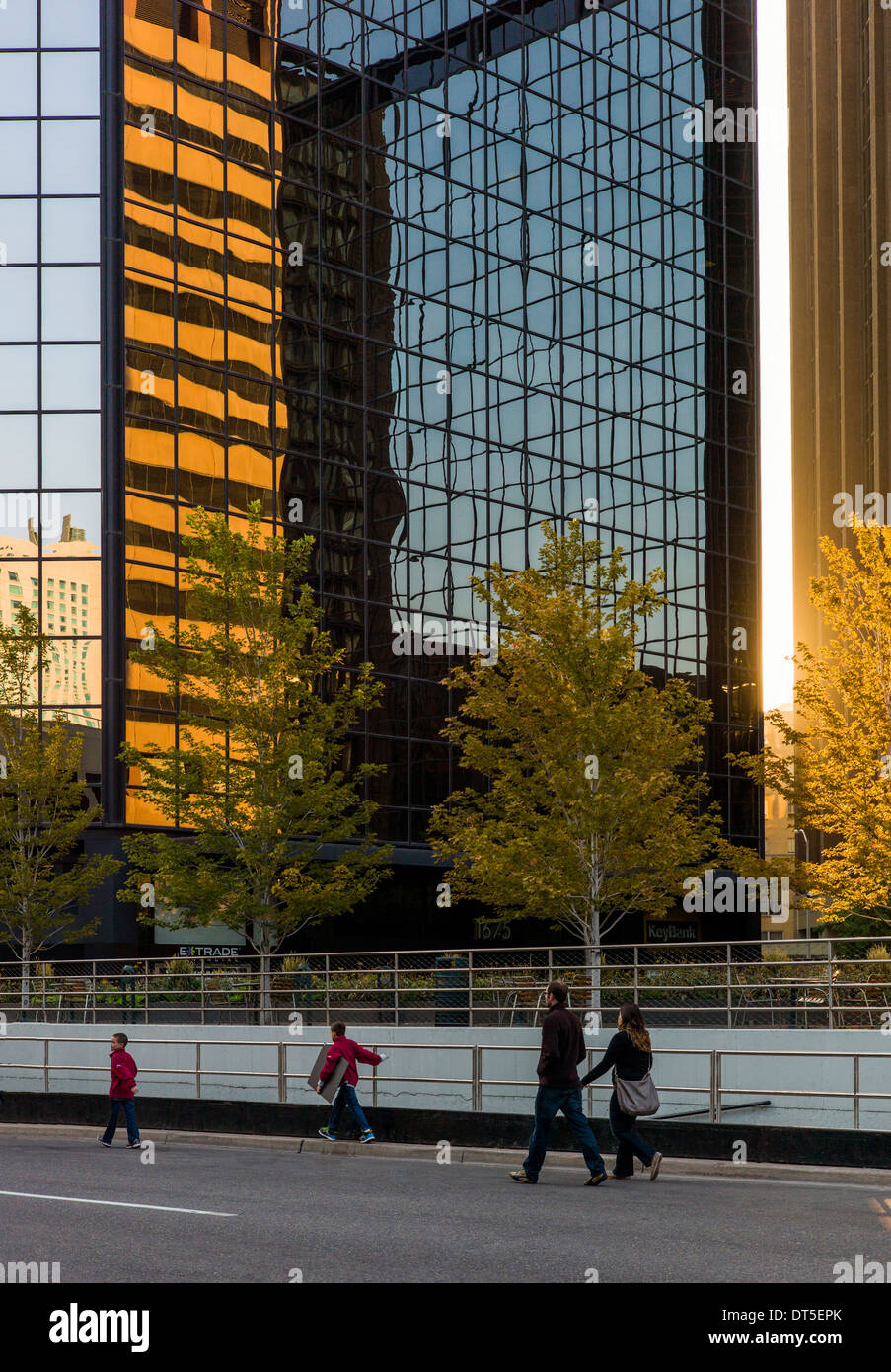 Frühen Sonnenaufgang leuchtet moderne Gebäude in der Innenstadt von Denver, Colorado, USA Stockfoto