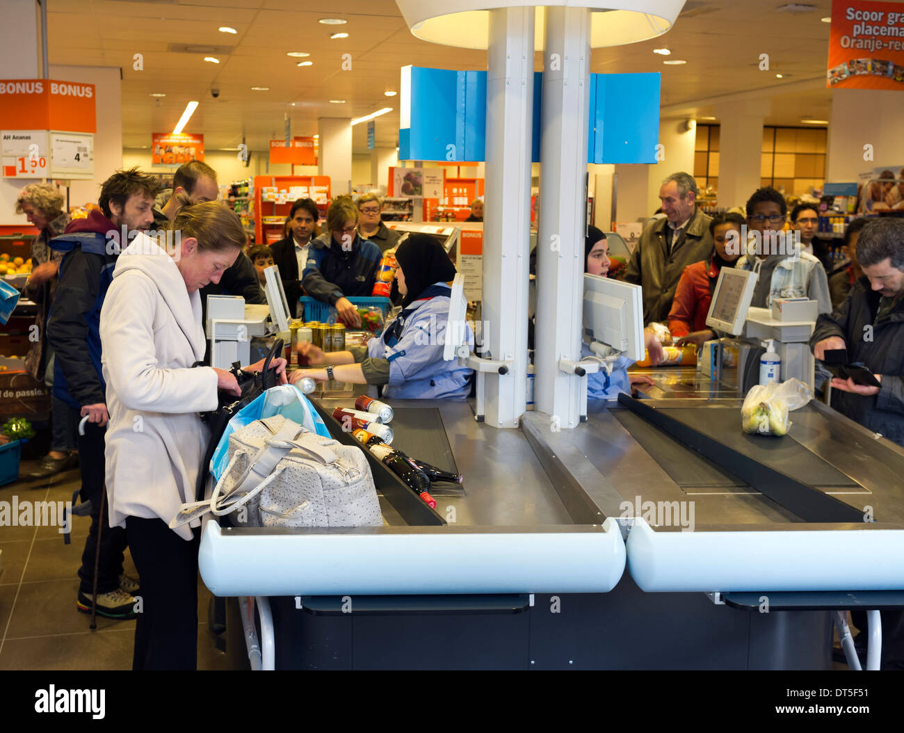 Schlange von Menschen und Käufer an einer Supermarktkasse bis in den Haag (Den Haag)-Niederlande (Nederland) Stockfoto