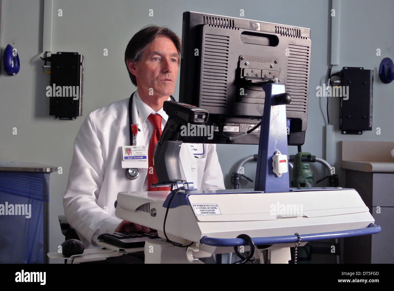 Kaiser Permanente Arzt funktioniert auf Desktop-Computer im Krankenhaus Stockfoto