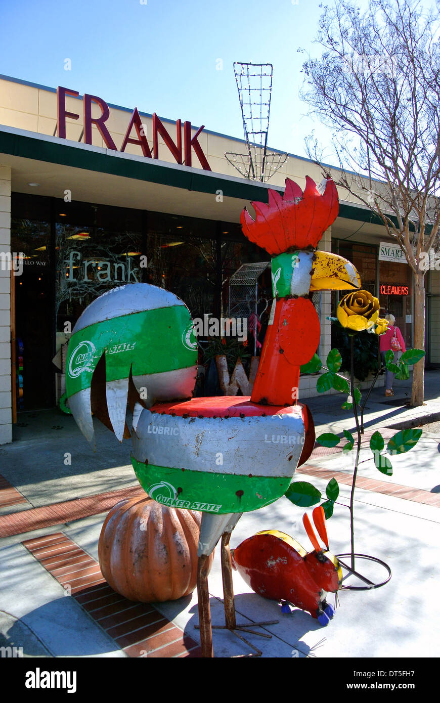 Skulptur Hahn anzeigen außerhalb Antiquitätengeschäft in Los Gatos, Kalifornien Stockfoto