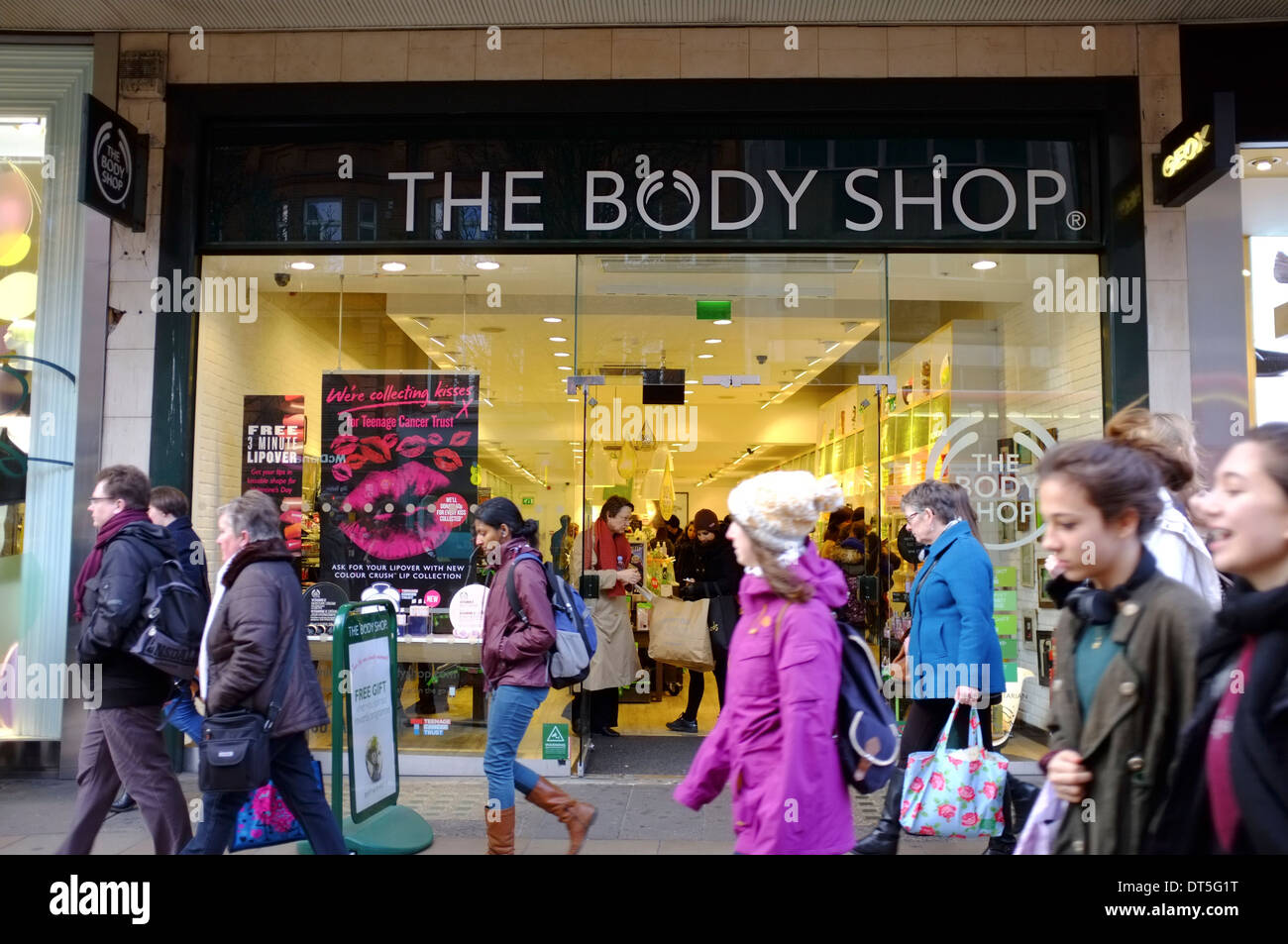 The Body Shop mit Massen von Käufern, Oxford Street, London Stockfoto
