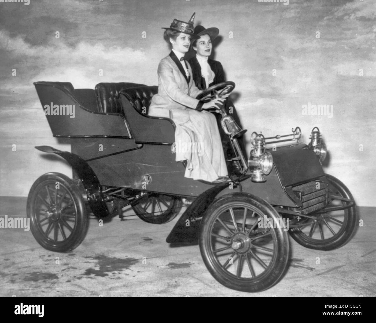 Zwei Frauen sitzen im Modell von 1903 anzuzeigen Ford Automobile in der Automotive Industrie Golden Jubilee 1946; Frau Steuer hat hand aufs Auto Horn. Stockfoto