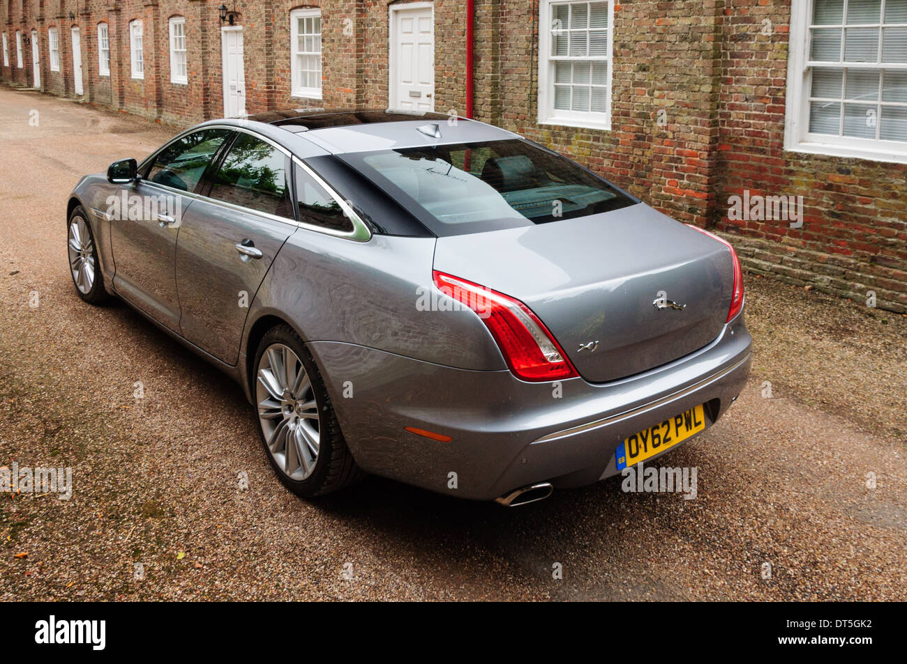 Jaguar XJ Portfolio 3.0 Liter V6 in elegantem Ambiente Stockfoto