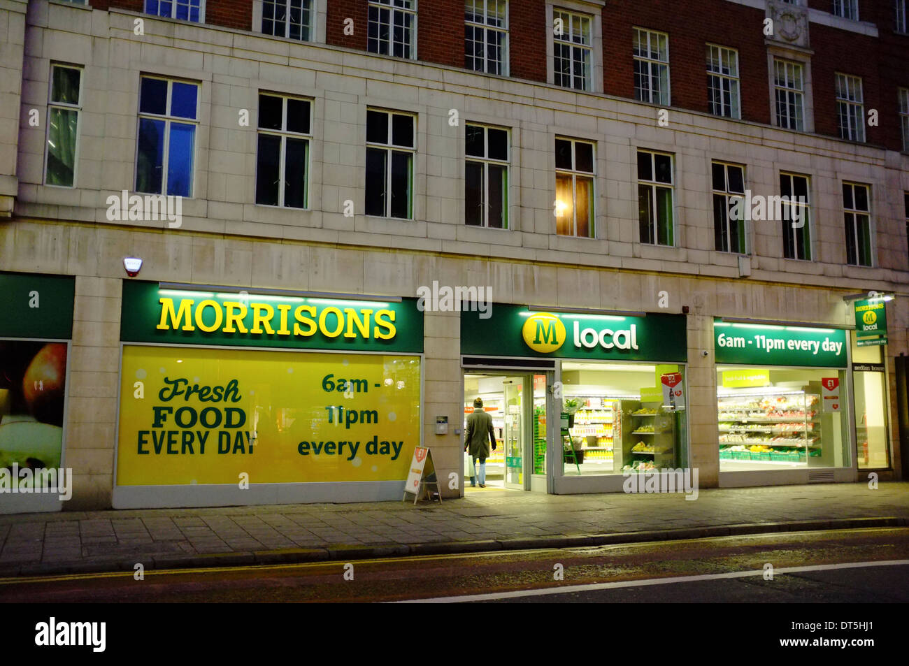 Morrisons Supermarkt Filiale auf Shaftsbury Avenue, London Stockfoto