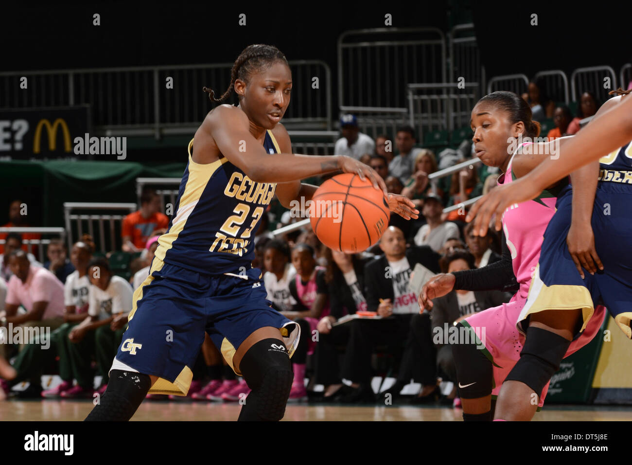 Coral Gables, FL, USA. 9. Februar 2014. Sydney Wallace #23 von Georgia Tech in Aktion während der NCAA Basketball-Spiel zwischen den Miami Hurricanes und die Georgia Tech Yellow Jackets im Bank United Center in Coral Gables, FL. Die Yellow Jackets besiegte die Hurricanes 89-87. © Csm/Alamy Live-Nachrichten Stockfoto