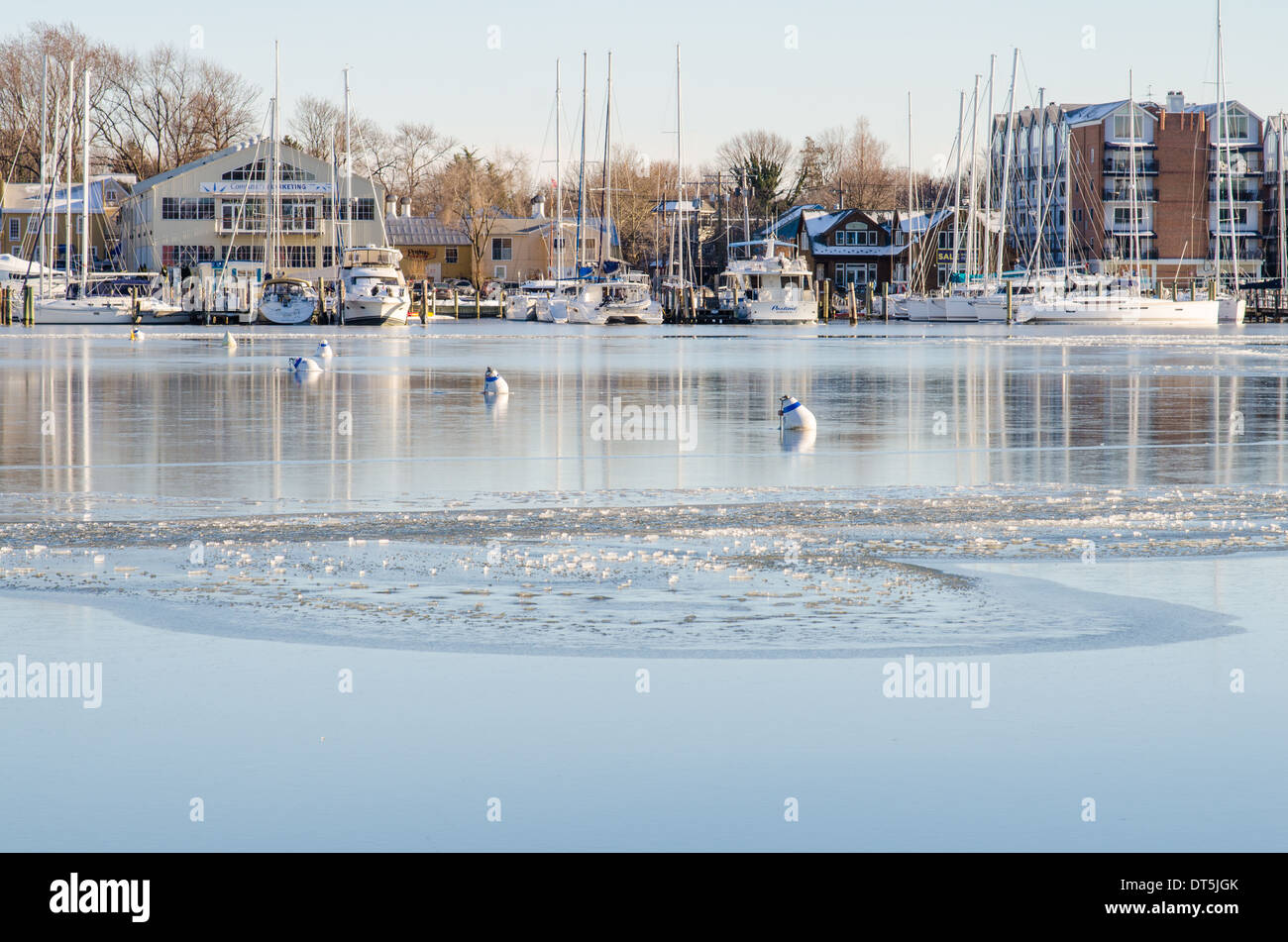 Motor- und Segelboote, eingefroren Annapolis Harbor vereist. Stockfoto