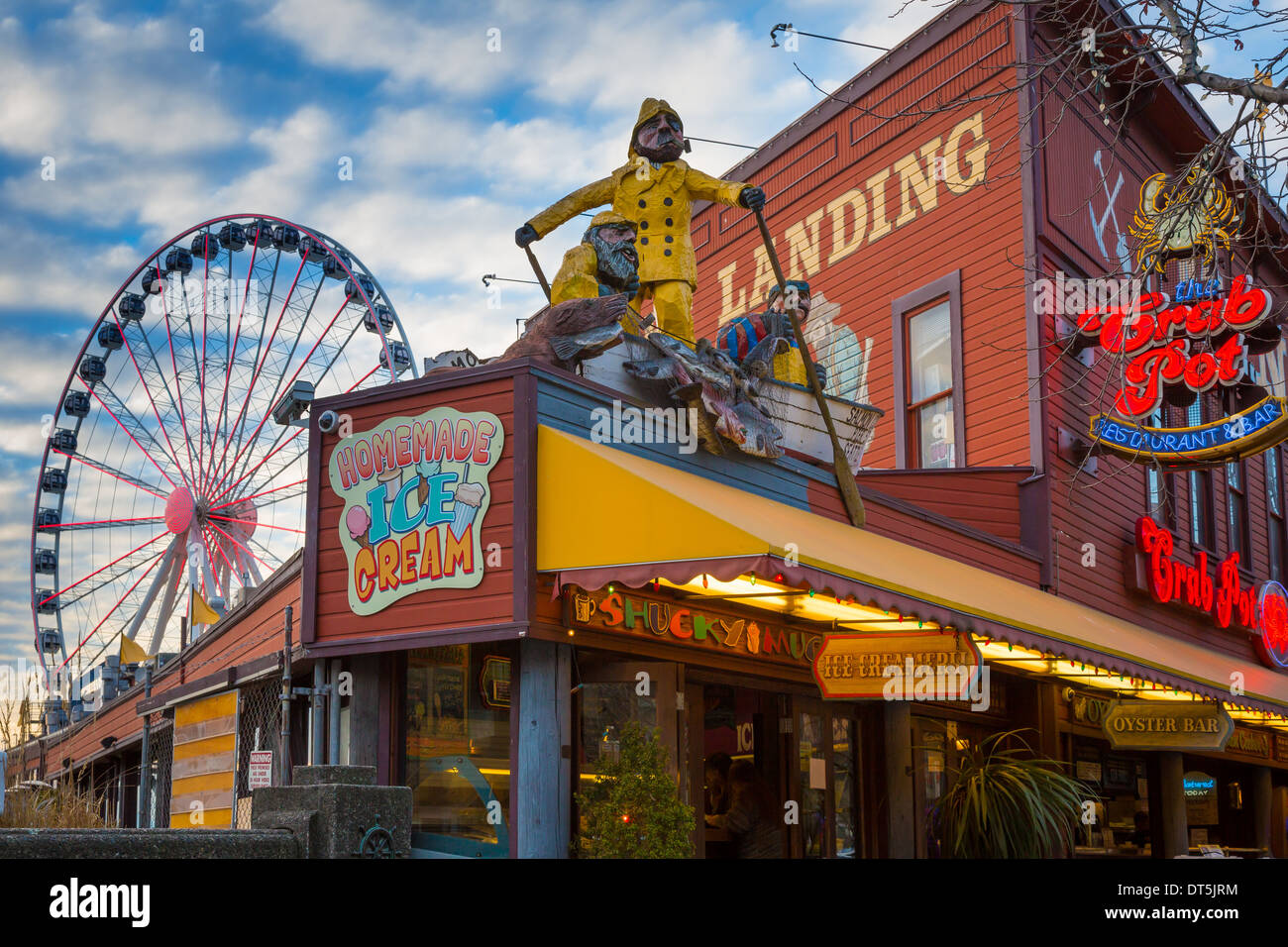 Bergmanns Landung und das große Rad an Seattle Waterfront in Richtung Elliott Bay Stockfoto