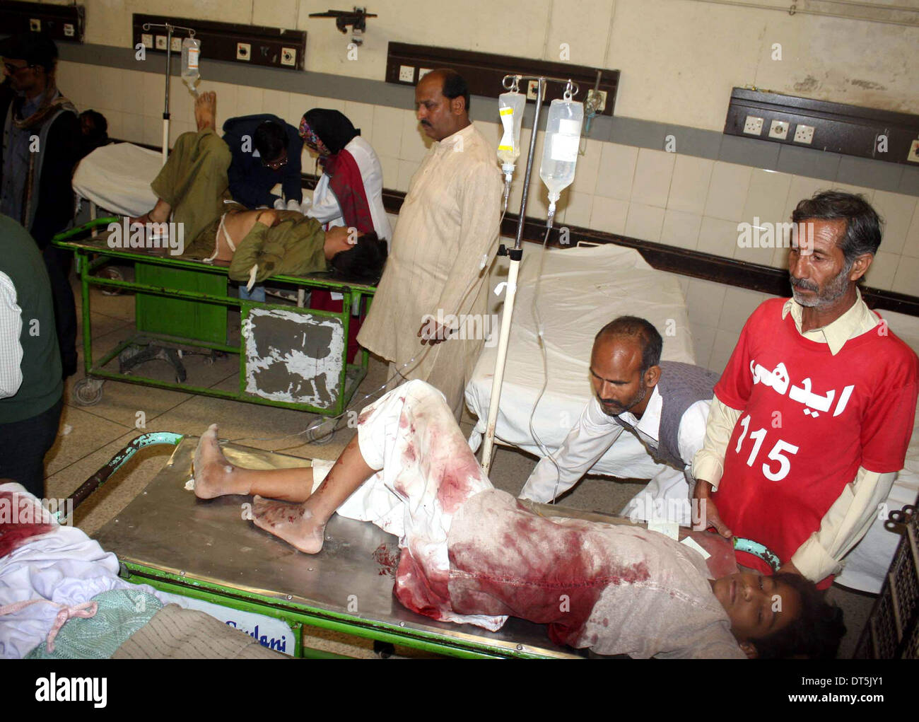 Karachi, Pakistan. 9. Februar 2014. Verletzte Menschen erhalten medizinische Behandlung in einem Krankenhaus im südlichen Hafenstadt pakistanischen Stadt Karachi, 9. Februar 2014. Mindestens acht Menschen, darunter ein Kind wurden getötet und 14 weitere verletzt am Sonntagabend, wenn einige unbekannten Tätern einen religiösen Ort in Karachi, lokale Medien und Beamten sagte angegriffen. Bildnachweis: Masroor/Xinhua/Alamy Live-Nachrichten Stockfoto