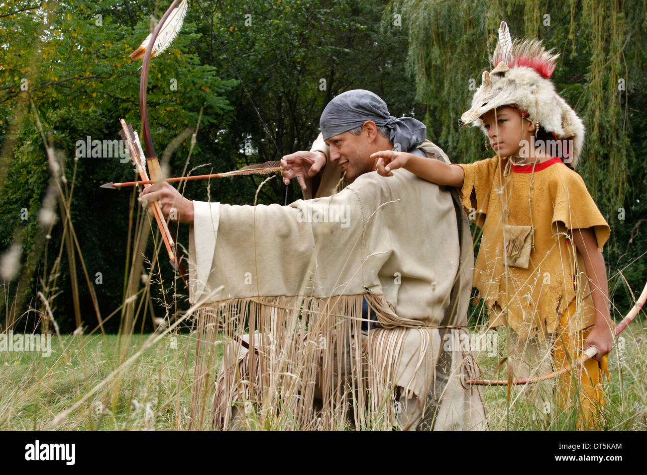 Native American Indian Mann mit einem Bogen und einem Pfeil Jagd mit einem jungen Stockfoto