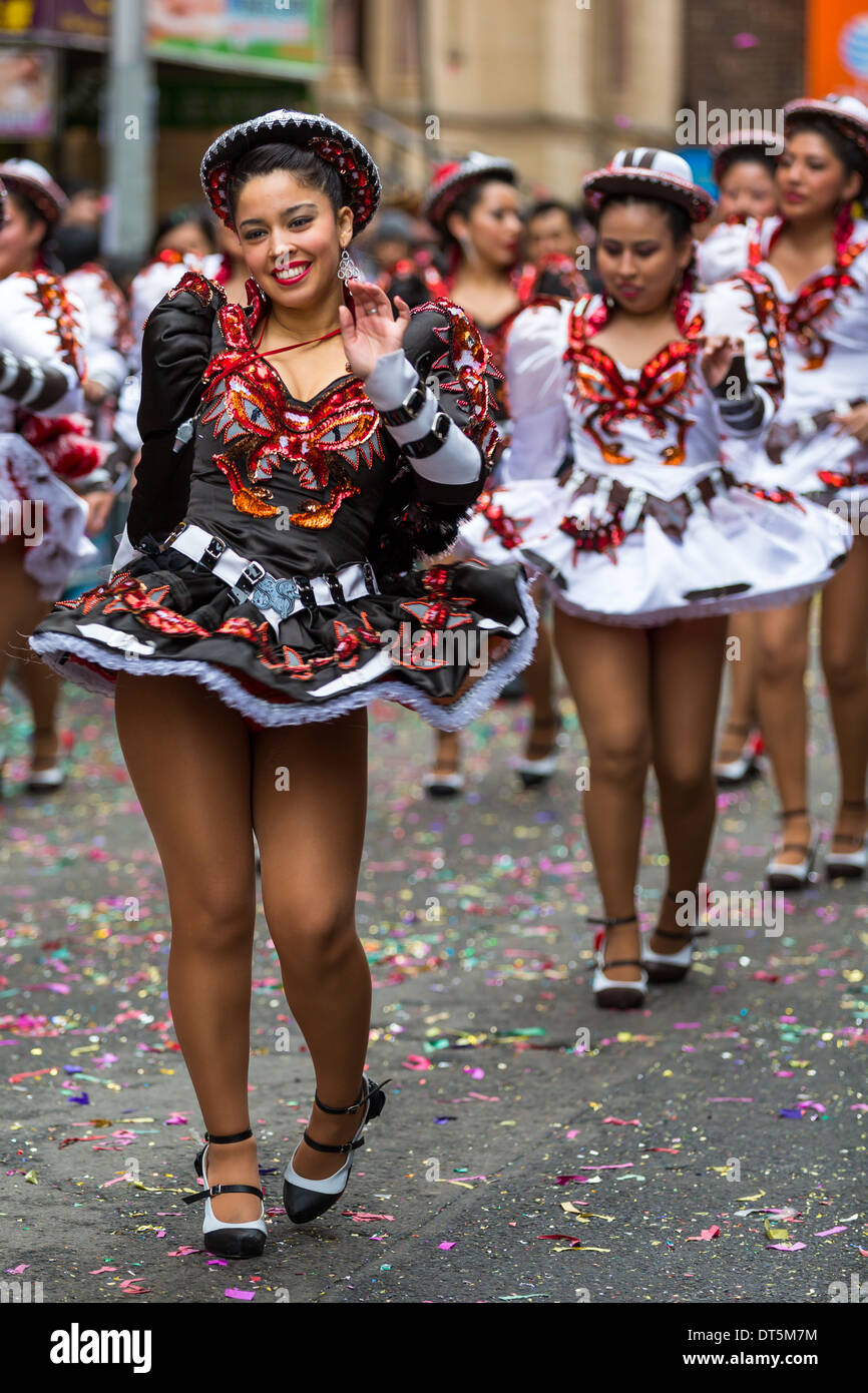 Schöne Mädchen marschieren in Formation in der Lunar New Year Festival in Chinatown. Stockfoto