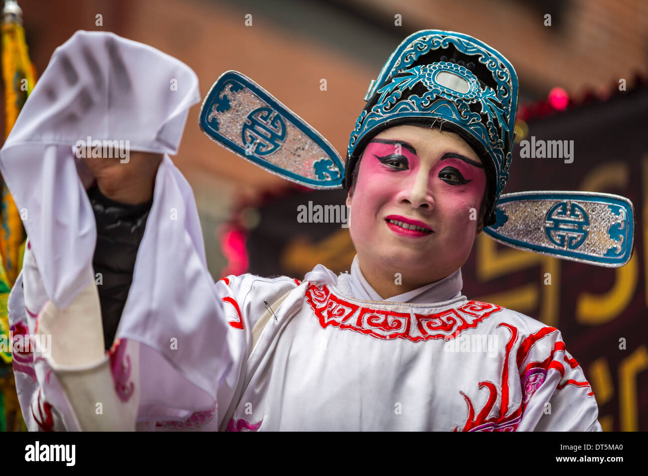 Chinesischer Mann tragen Make-up Paraden auf dem Lunar New Year Festival in Chinatown. Stockfoto