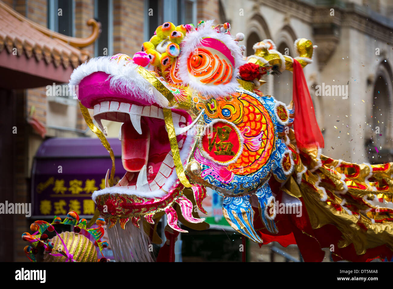 Traditionelle chinesische Drache Paraden auf dem Lunar New Year Festival in Chinatown. Stockfoto