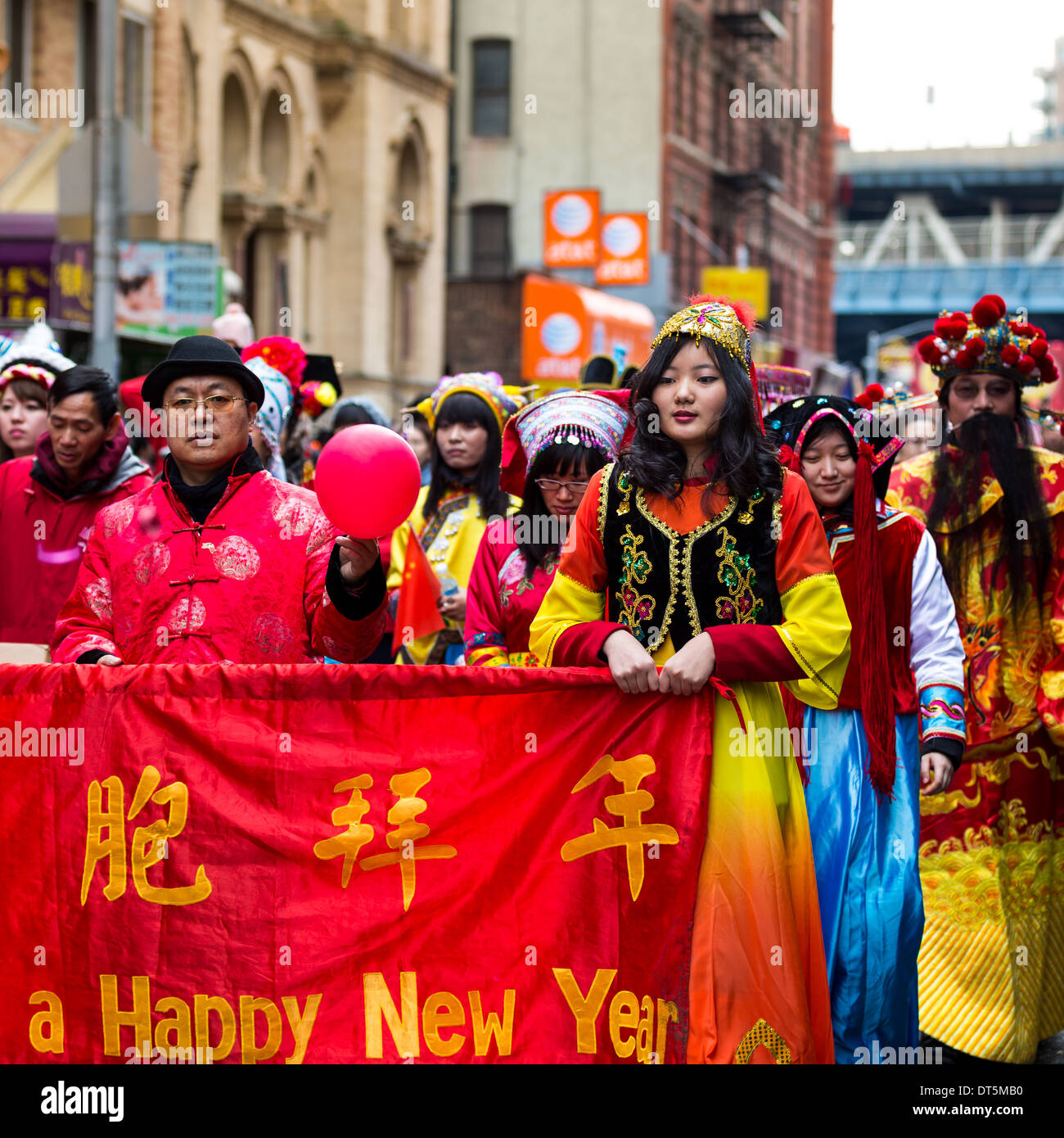 Chinesische Amerikaner gekleidet in traditionellen Kostümen Parade auf dem Lunar New Year Festival in Chinatown. Stockfoto