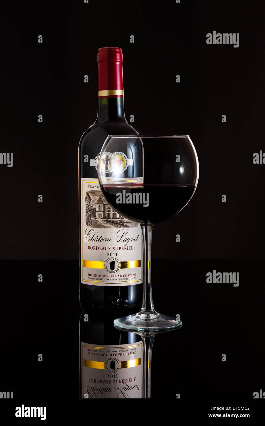 Glas und Flasche Wein 2011 schloss Lagnet. Stockfoto