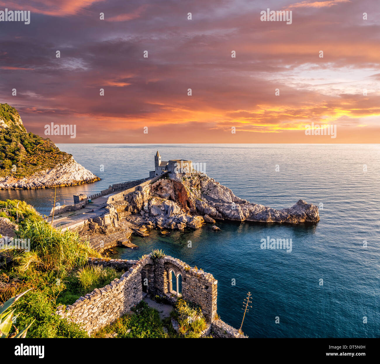 Die alte mittelalterliche Burg in der italienischen Stadt von Porto Venere bei Sonnenuntergang Stockfoto