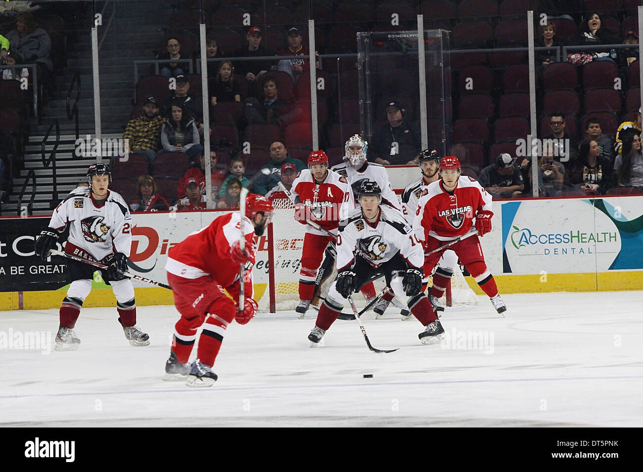 Las Vegas, Nevada, USA. 9. Februar 2014. Las Vegas Wranglers Gesichter Aufrechnung gegen Bakersfield Condors während ihrer ECHL Eishockey-Spiel am 9. Februar 2014 in der Orleans Arena in Las Vegas, Nevada © Marcel Thomas/ZUMAPRESS.com/Alamy Live-Nachrichten Stockfoto