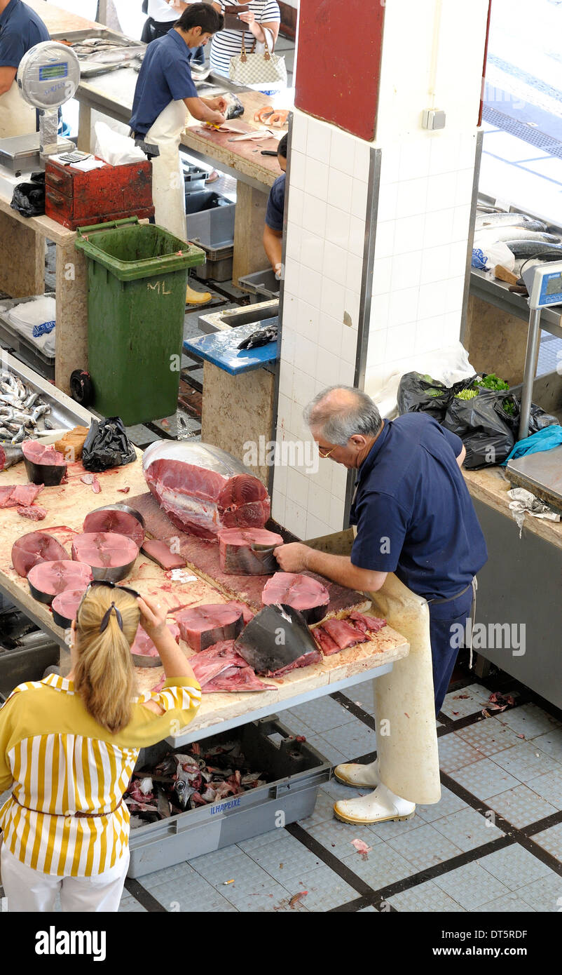 Funchal Madeira-Thunfisch-Steaks geschnitten auf dem Fischmarkt Mercado Dos Lavradores Stockfoto