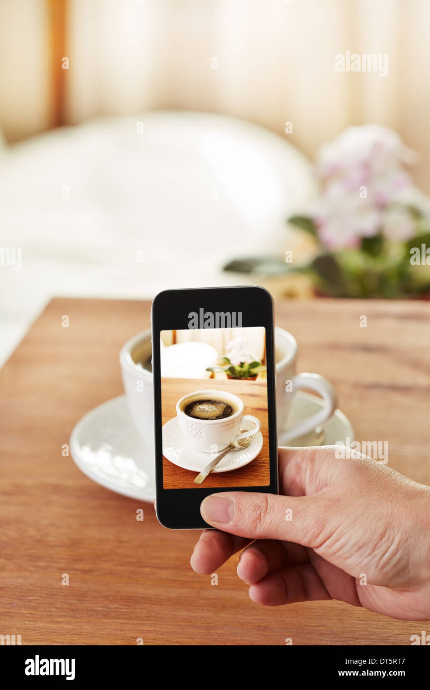 Smartphone unter Bild von Kaffee in einer bar Stockfoto