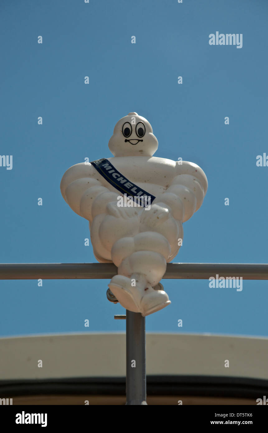 Das Michelin-Männchen auf der Oberseite des Fahrzeugs befestigt. Stockfoto