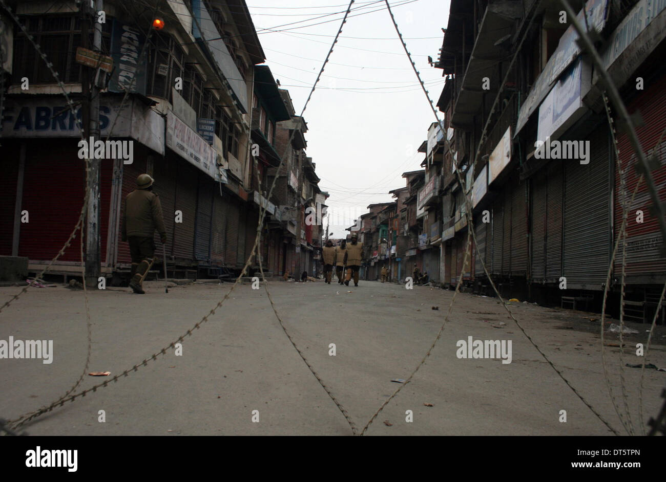 Srinagar, indisch verwalteten Teil Kaschmirs 10 Februar: indische Polizei und paramilitärische Kräfte patrouillieren in Srinagar Straßen am zweiten Tag nicht deklarierte Ausgangssperre am ersten Jahrestag von Mohammad Afzal Guru in Srinagar, die Sommerhauptstadt des indischen verabreicht Kashmir,India.Curfew inmitten komplette Abschaltung auf den ersten Todestag von Mohammad Afzal Guru gehängt und von der indischen Regierung in Indiens Tihar-Gefängnis für seine angebliche Herrschaft im indischen Parlament Angriff des 13. Dezember 2001 begraben wurde auferlegt wurde. (Sofi Suhail / Alamy Live News) Stockfoto