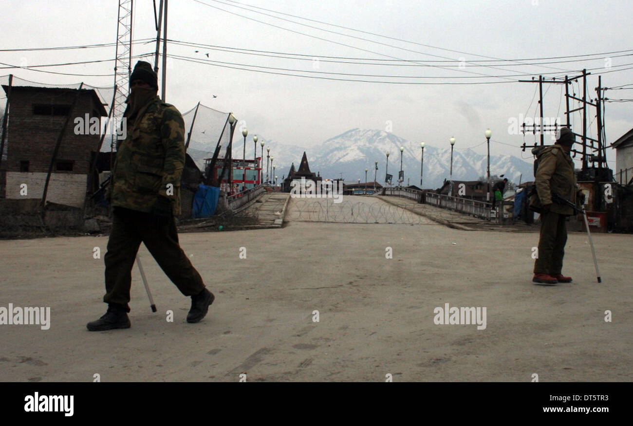 Srinagar, indisch verwalteten Teil Kaschmirs 10 Februar: indische Polizei und paramilitärische Kräfte patrouillieren in Srinagar Straßen am zweiten Tag nicht deklarierte Ausgangssperre am ersten Jahrestag von Mohammad Afzal Guru in Srinagar, die Sommerhauptstadt des indischen verabreicht Kashmir,India.Curfew inmitten komplette Abschaltung auf den ersten Todestag von Mohammad Afzal Guru gehängt und von der indischen Regierung in Indiens Tihar-Gefängnis für seine angebliche Herrschaft im indischen Parlament Angriff des 13. Dezember 2001 begraben wurde auferlegt wurde. (Sofi Suhail / Alamy Live News) Stockfoto