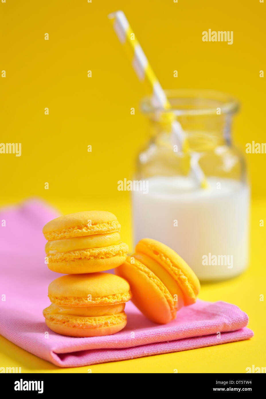 Zitrone-Geschmack-Makronen und Milch Stockfoto