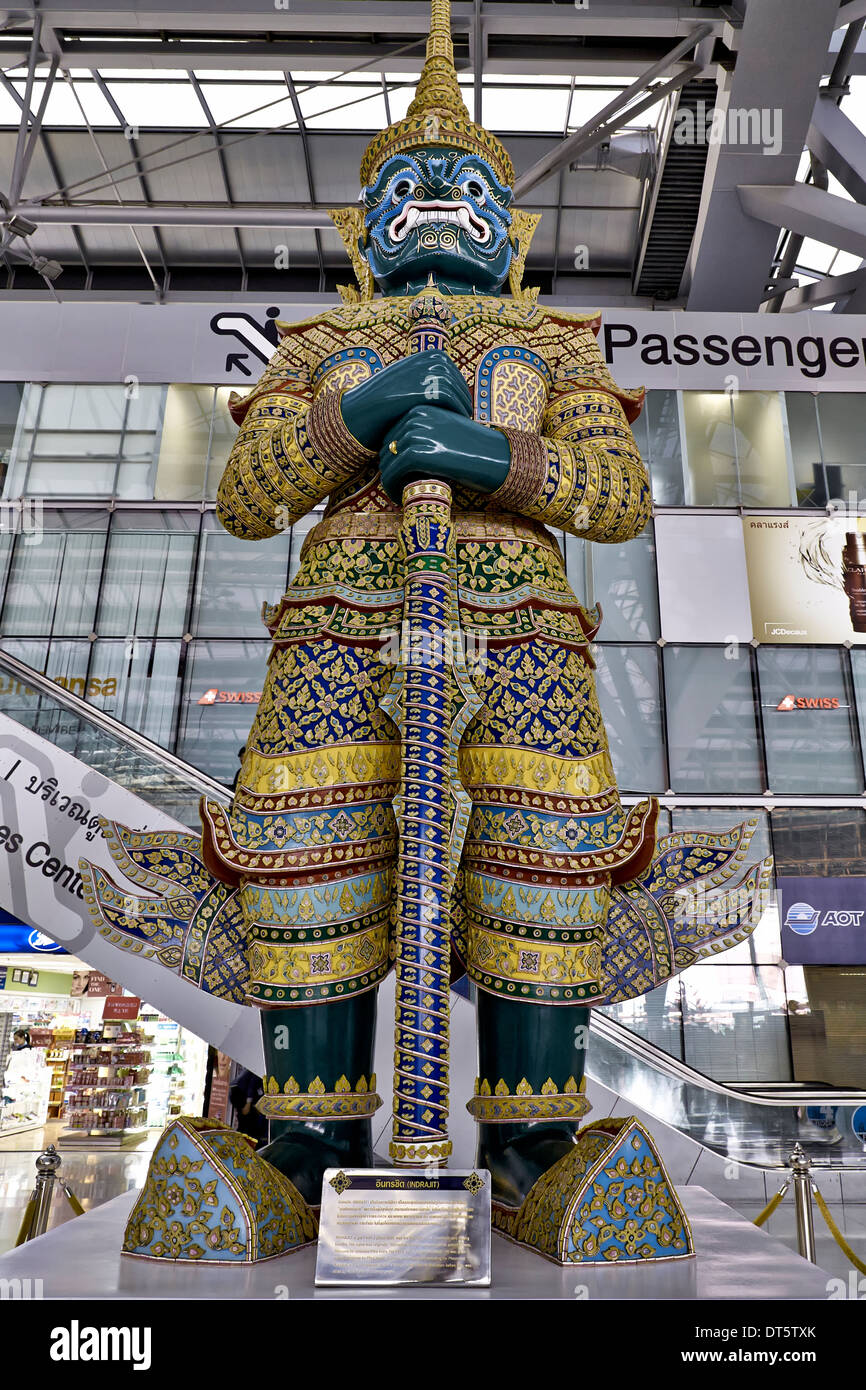 Großes Feature Wächter Yak Statue am Flughafen Suvarnabhumi Bangkok Thailand S. E. Asien Stockfoto