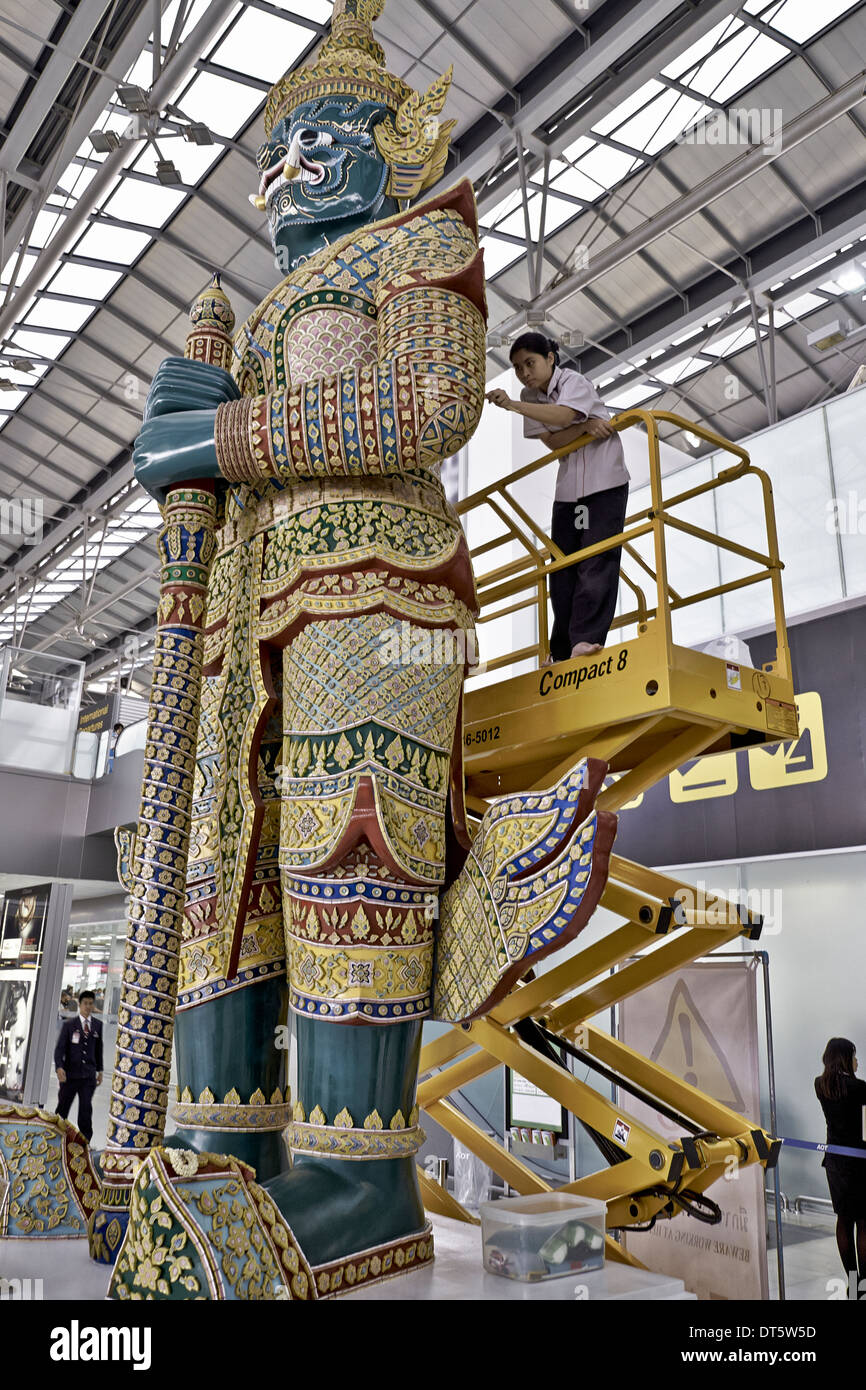 Innenreinigung der großen Eigenschaft Wächter Yaksha Statue auf Suvarnabhumi Flughafen Bangkok Thailand S. E. Asien Stockfoto