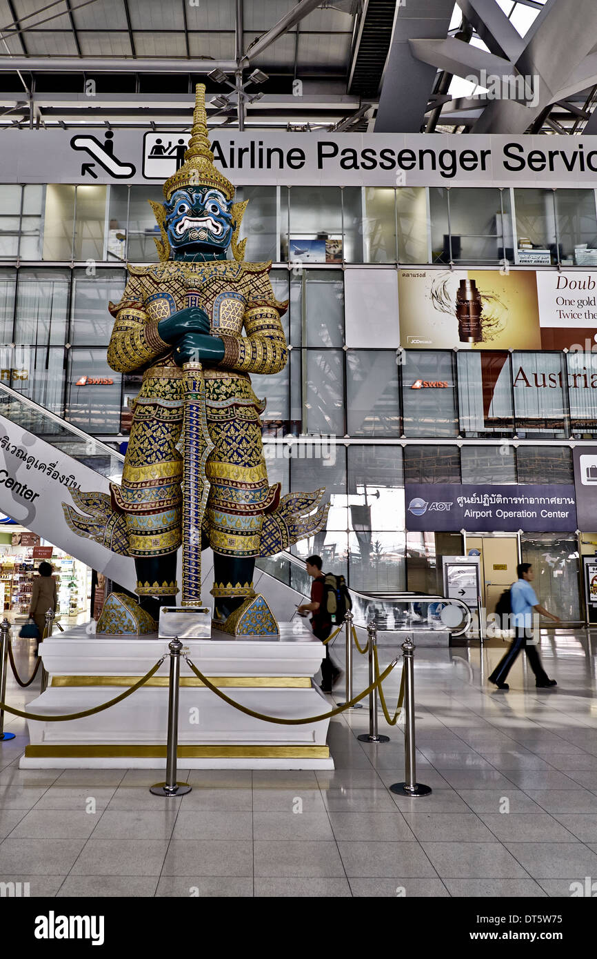 Große Figur Wächter Yaksha Statue auf Suvarnabhumi Flughafen Bangkok Thailand S. E. Asien Stockfoto