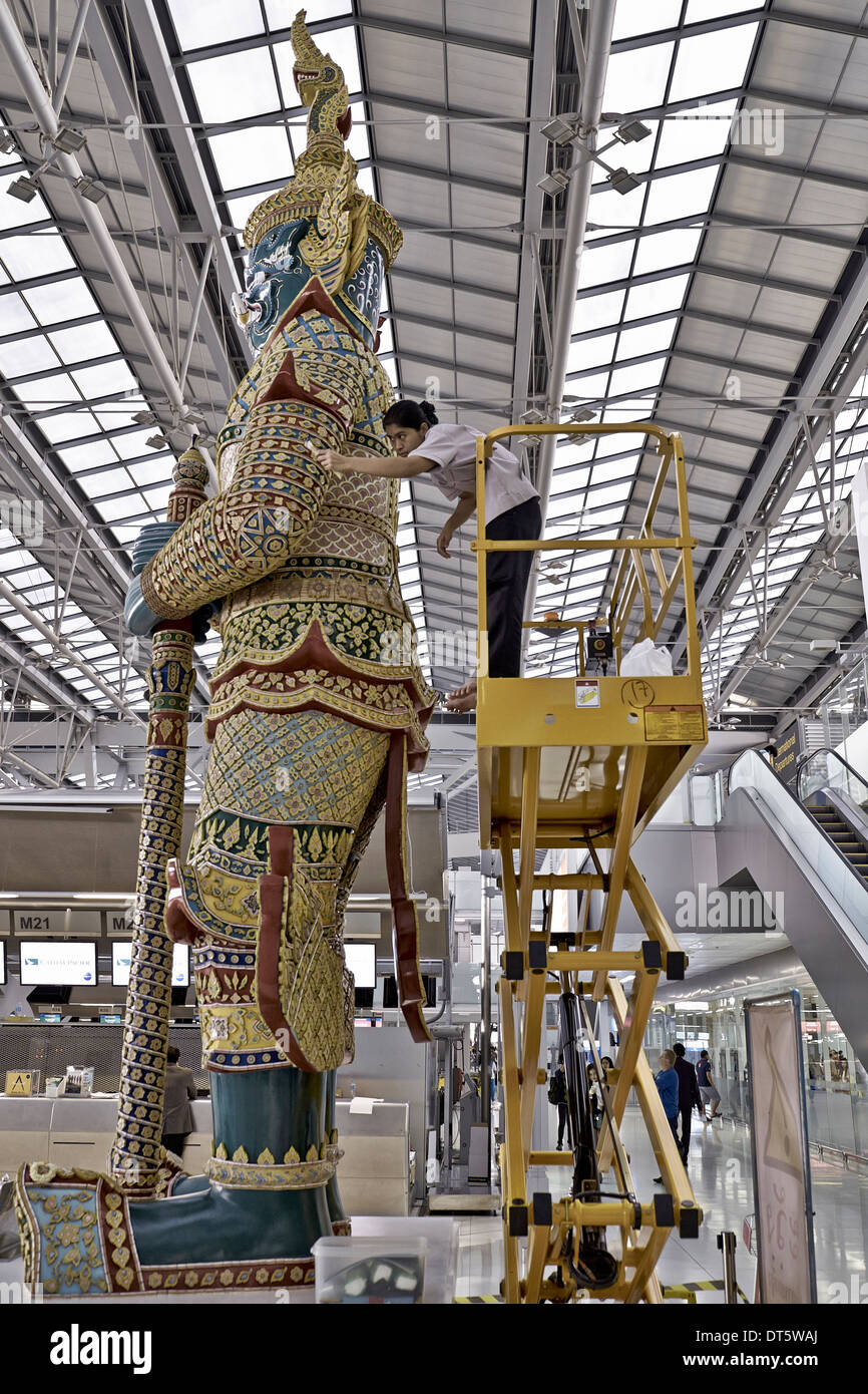 Innenreinigung der großen Eigenschaft Wächter Yaksha Statue auf Suvarnabhumi Flughafen Bangkok Thailand S. E. Asien Stockfoto
