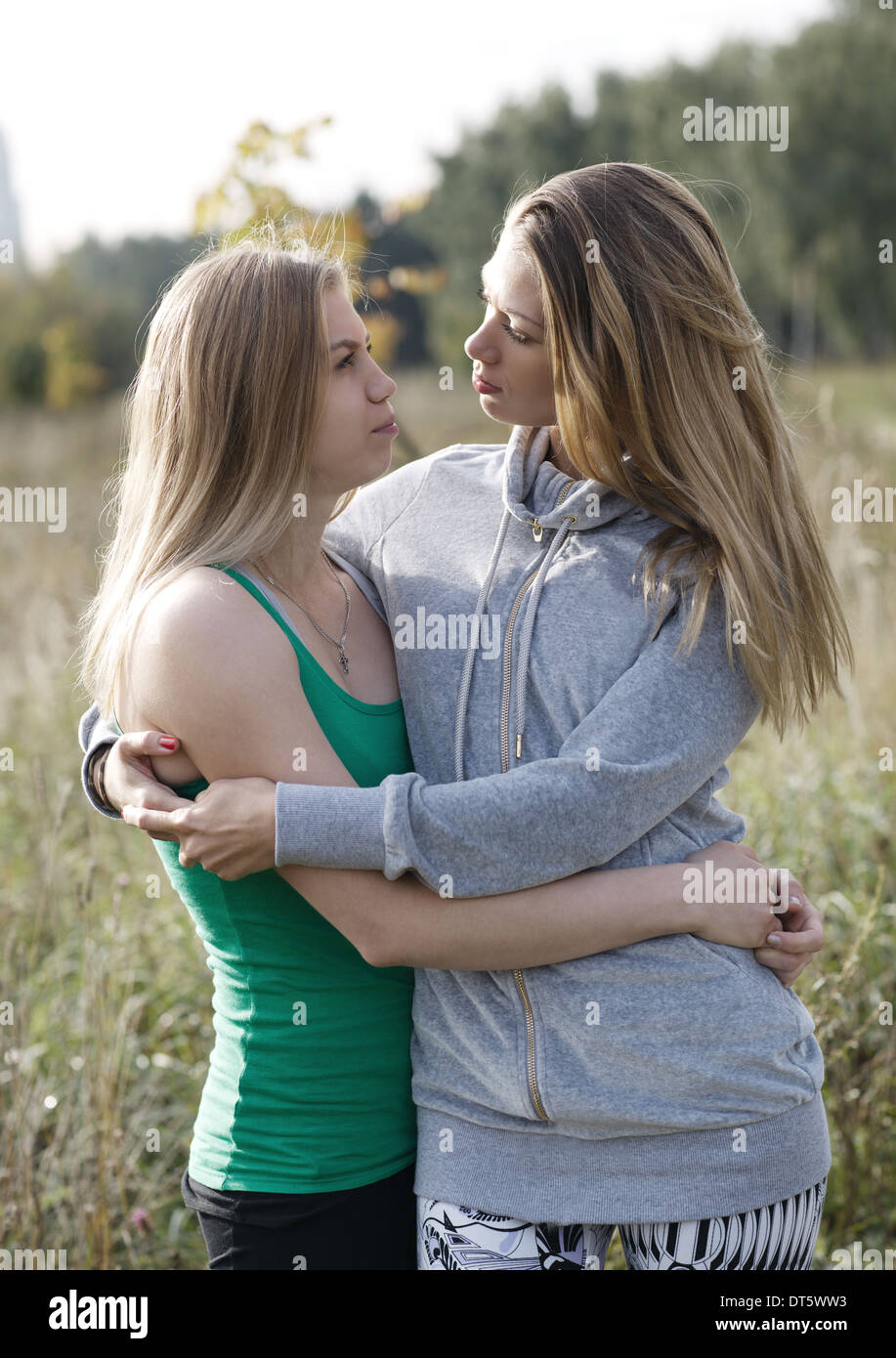 Zwei liebende Schwestern einander trösten Stockfoto