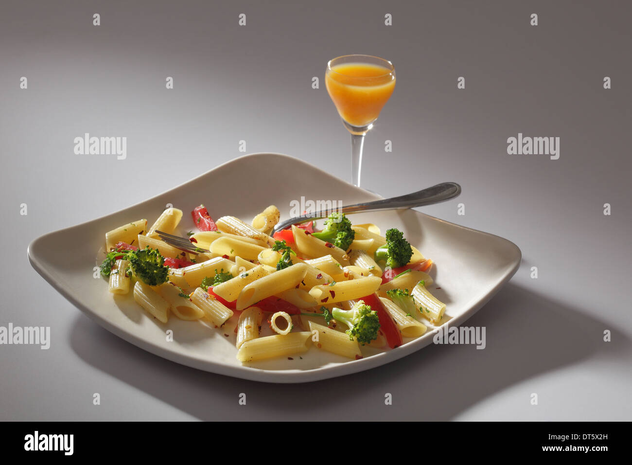 Pasta ist ein Sammelbegriff für italienische Varianten von Nudeln Stockfoto