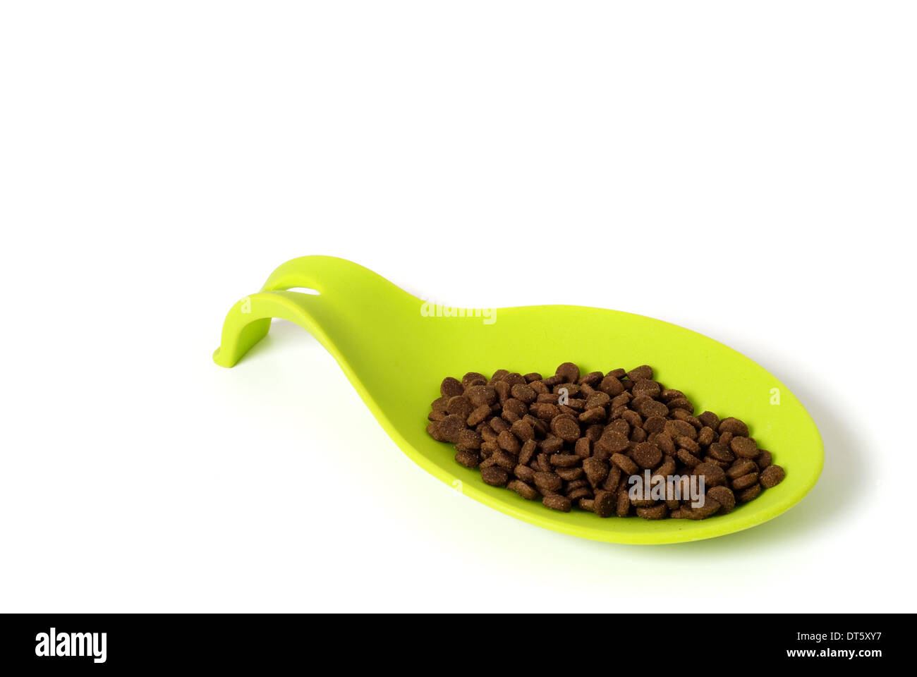 Schüssel mit rohem Hühnerfleisch Nahrung für Haustiere Stockfoto