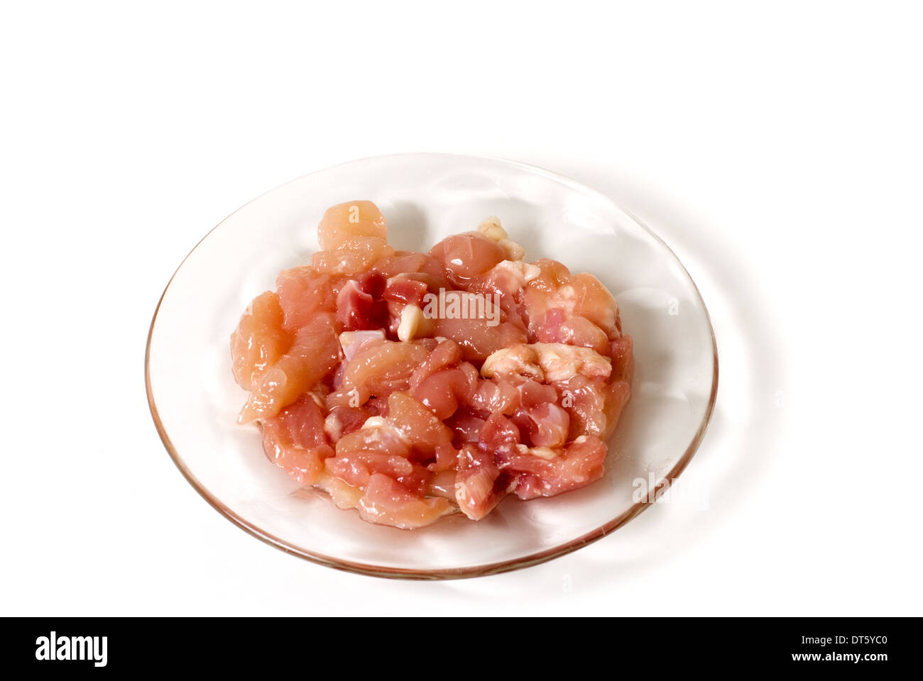 Teller mit rohem Hühnerfleisch-Stücke gehackt auf weißem Hintergrund Stockfoto