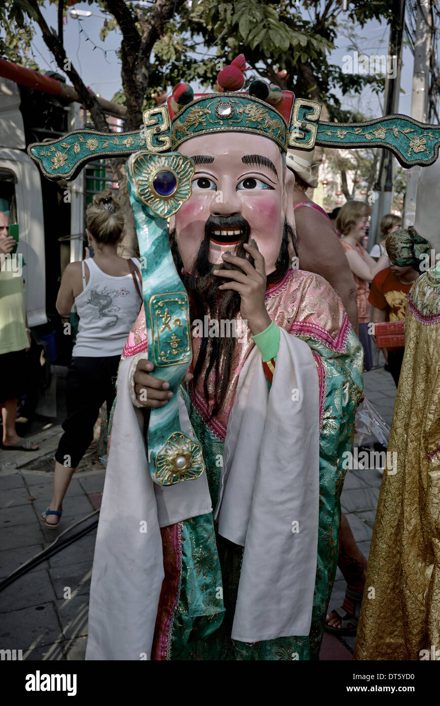 Straßenunterhalter in traditioneller Tracht bei einer chinesischen Neujahrsveranstaltung. Thailand S. E. Asien Stockfoto