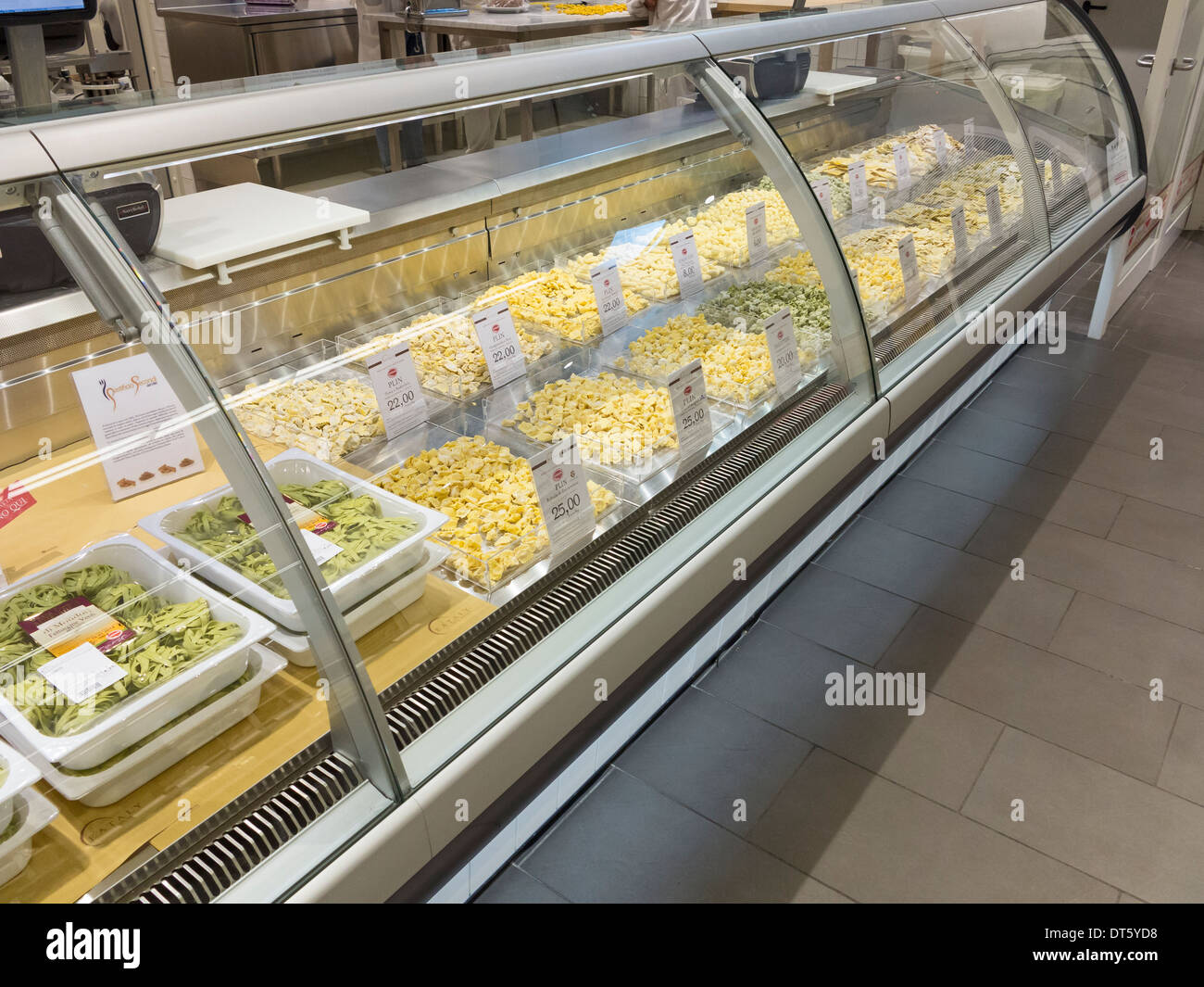 Sorten von frischen Teigwaren auf dem Display an einen italienischen Supermarkt Stockfoto